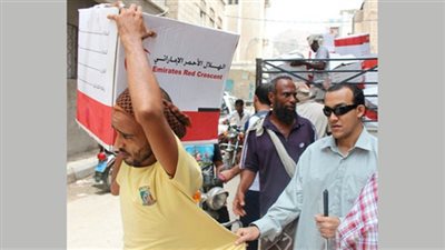 الهلال الأحمر الإماراتي يوزع مساعدات إغاثية على ذوي الاحتياجات الخاصة بالمكلا