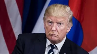 فتاة عارية تعترض موكب 