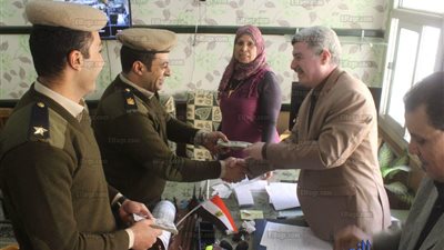 ضباط مديرية أمن دمياط يسددون المصروفات الدراسية للطلبة غير القادرين (صور)
