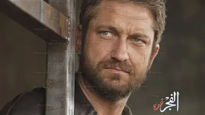 جيرارد باتلر يقف أمام منزله المحترق في ولاية كاليفورنيا (صورة)