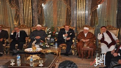 شوقي علام وأحمد عمر هاشم وعلي جمعة ضيوف حسن راتب بصالون 