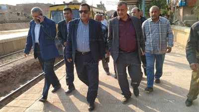 رئيس السكة الحديد يكافئ مراقب برج وفني إشارات لالتزامهما بإجراءات السلامة