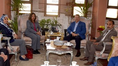 محافظ بني سويف يبحث مع وفد الاتصالات تنفيذ مشروع وحدات العلاج (صور)