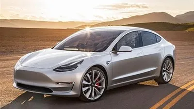 تيسلا 3 تتفوق على فيراري 458 ايطاليا على الحلبة!