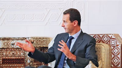 مخطوفو محافظة السويداء المحررون يرفعون الأسد على الأكتاف (فيديو)