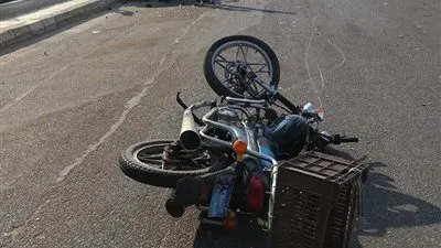 إصابة عامل دليفري في حادث بمدينة الشيخ زايد خلال سيره عكس الاتجاه