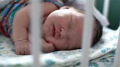 قصة مؤلمة.. امرأة تخفي مولودتها في مؤخرة سيارتها لمدة عامين!