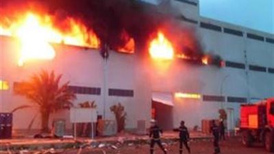 الدفع بـ5 سيارات إطفاء للسيطرة على حريق شب داخل مصنع بـ6 أكتوبر