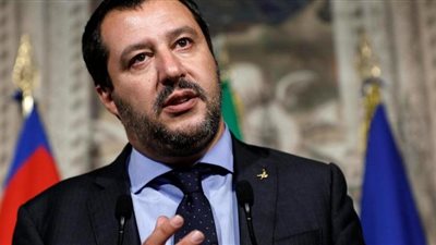 وزير الداخلية الإيطالي يستقبل 51 لاجئ فارين من الحرب