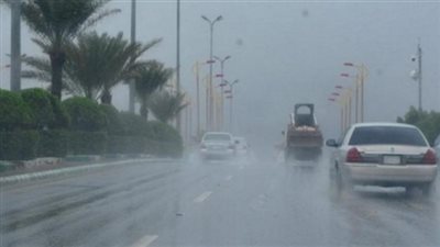 صاعقة رعدية قوية تفاجئ شخصا يصور بجواله هطول الأمطار في الكويت (فيديو)