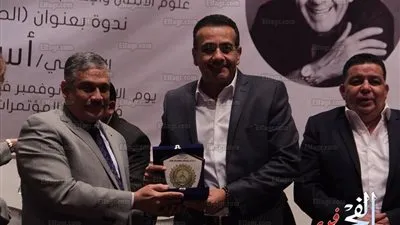 وسط حشد طلابي.. جامعة عين شمس تكرم الإعلامي أسامة منير (صور)