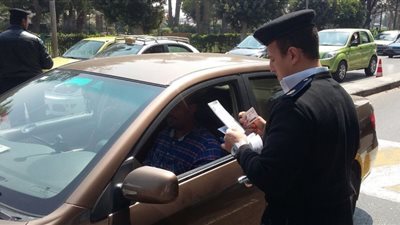 رفع 11 سيارة ودراجة بخارية متروكة في حملات مرورية بالجيزة