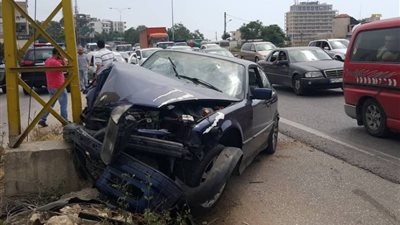 زحام مروري في اصطدام سيارة بسور كوبري السندباد اتجاه صلاح سالم