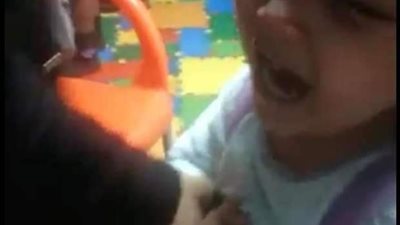 انتشار فيديو لتعذيب أطفال داخل حضانة بالإسكندرية.. و