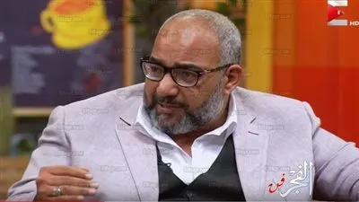 بيومي فؤاد يكشف عمله بائعا للسمك قبل الشهرة (فيديو)