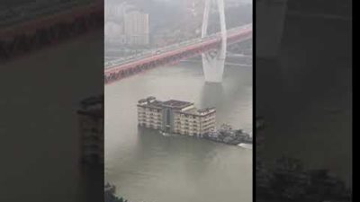 فقط في الصين.. مبنى من 5 طوابق يعبر نهرا ويثير دهشة السكّان (فيديو)