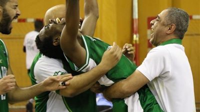 السعودية تهزم الجزائر وتتوج بلقب البطولة العربية لكرة السلة