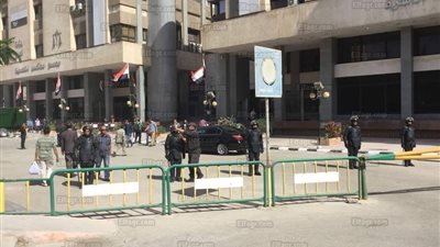 انتشار أمني بمجمع محاكم المنصورة تزامنًا مع محاكمة قاتل طفليه (صور)