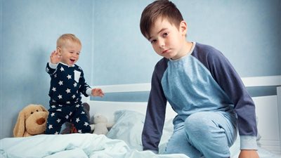 علامات تدل على أن طفلك يغار من المولود الجديد