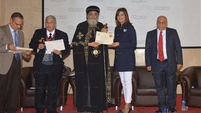 البابا تواضروس يكرم وزيرة الهجرة على هامش ختام فعاليات المؤتمر العلمي لمدارس الأحد