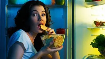 دراسة توضح تأثير تناول الطعام في وقت متأخر على الصحة