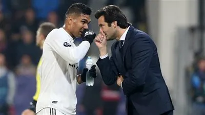 غياب كاسيميرو عن ريال مدريد يضع سولاري في اختبار صعب