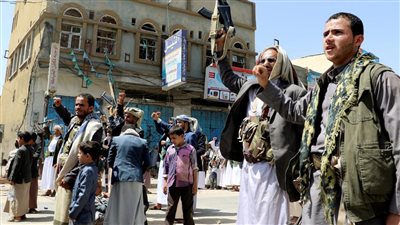 الحوثي يحتجز مئات العمال ويتخذهم دروعا بشرية في الحديدة