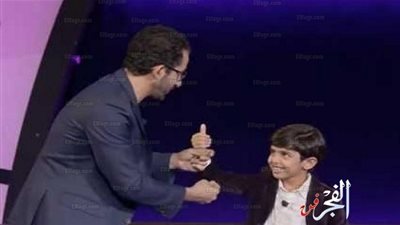 أحمد حلمي في مشهد مع طفل لديه موهبة التمثيل ببرنامج Little Big Stars