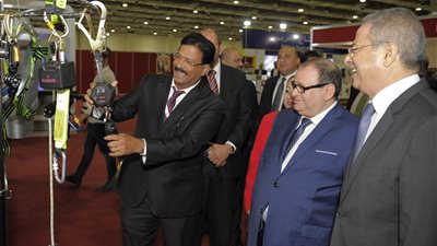  نائب وزير الكهرباء يفتتح الدورة الثامنة والعشرين للمعرض الدولي للكهرباء بالشرق الأوسط وأفريقيا 