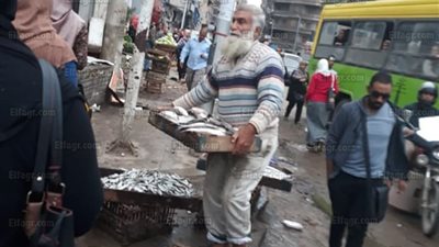 رئيس حي المنتزه يقود حملة لإزالة الباعة الجائلين من على شريط السكك الحديدية (صور)