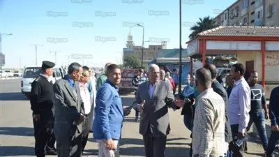 محافظ السويس يتفقد شوارع المثلث لمتابعة النظافة ورفع الإشغالات والتعديات (صور)