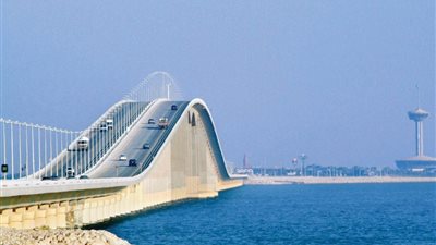 السعودية| تزايد حركة المسافرين عبر جسر الملك فهد إلى 72 ألف مسافر يوميًا