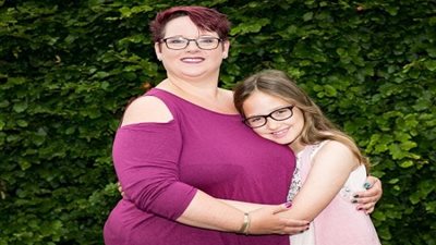 هتوحشني الرضاعة.. بريطانية تفطم إبنتها بعد 9 سنوات! (صور)