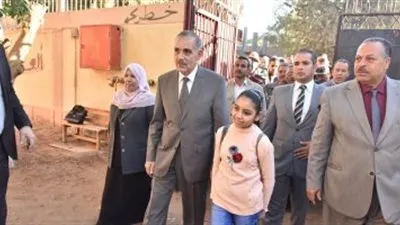 أول تعليق لـ طالبة أسيوط بعد عودتها للمدرسة بصحبة المحافظ