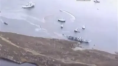 غرق سفينة حربية بعد ارتطامها بناقلة نفط (فيديو)