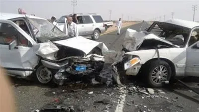 إصابة شخص في حادث تصادم بين سيارتين بكوبري السندباد