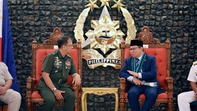 زعيم أكبر جماعة إسلامية متمردة جنوبي الفلبين يزور مقر الجيش