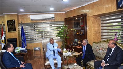 تفاصيل لقاء محافظ أسوان مع نائب وزير التعليم