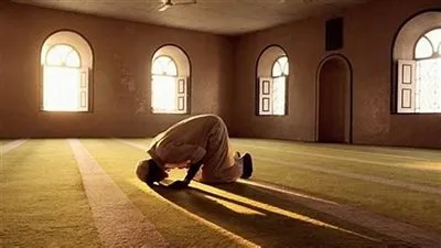 حكم الحركة أثناء الصلاة.. الممنوع والمباح والواجب