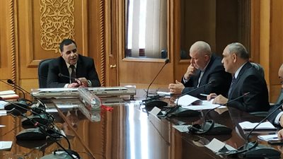 رئيس السكة الحديد يشدد على سرعة الانتهاء من أعمال تطوير المحطات