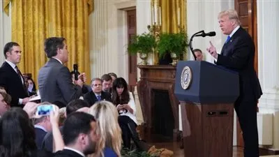 البيت الأبيض يهدد بسحب اعتماد الصحفي أكوستا مجدداً