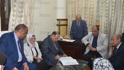 محافظ الفيوم يزور دار المسنين بمجمع بدر الإسلامي ويوزع حلوى المولد النبوي على كبار السن (صور)