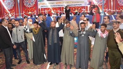 محافظ المنيا يشهد جلسة صلح بين عائلتين بمركز ملوي