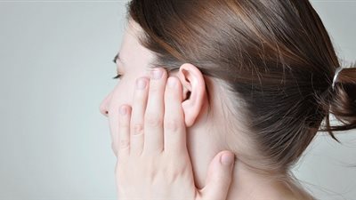 رجل يثقب طبلة أذن فتاة في الشارع