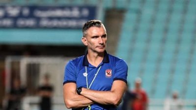 كارتيرون يحاضر لاعبي الأهلي قبل المران الأول بالإمارات