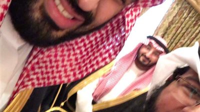 شاهد مع من التقط ولي العهد السعودي 
