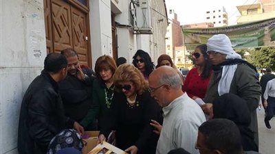 توزيع حلوى المولد النبوي على أهالي 