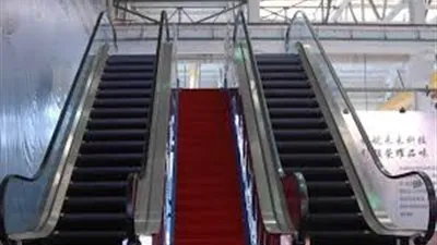 مشهد صادم.. طفل يلقي بشقيقه على سلم كهربائي متحرك! (فيديو)