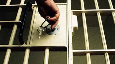 إخلاء سبيل أب لاعتدائه على مدرس رفض خروج نجلته من المدرسة بالمعصرة