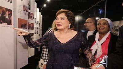 شاهد.. دهشة لبلبة بصور فؤاد المهندس ويوسف شاهين في 